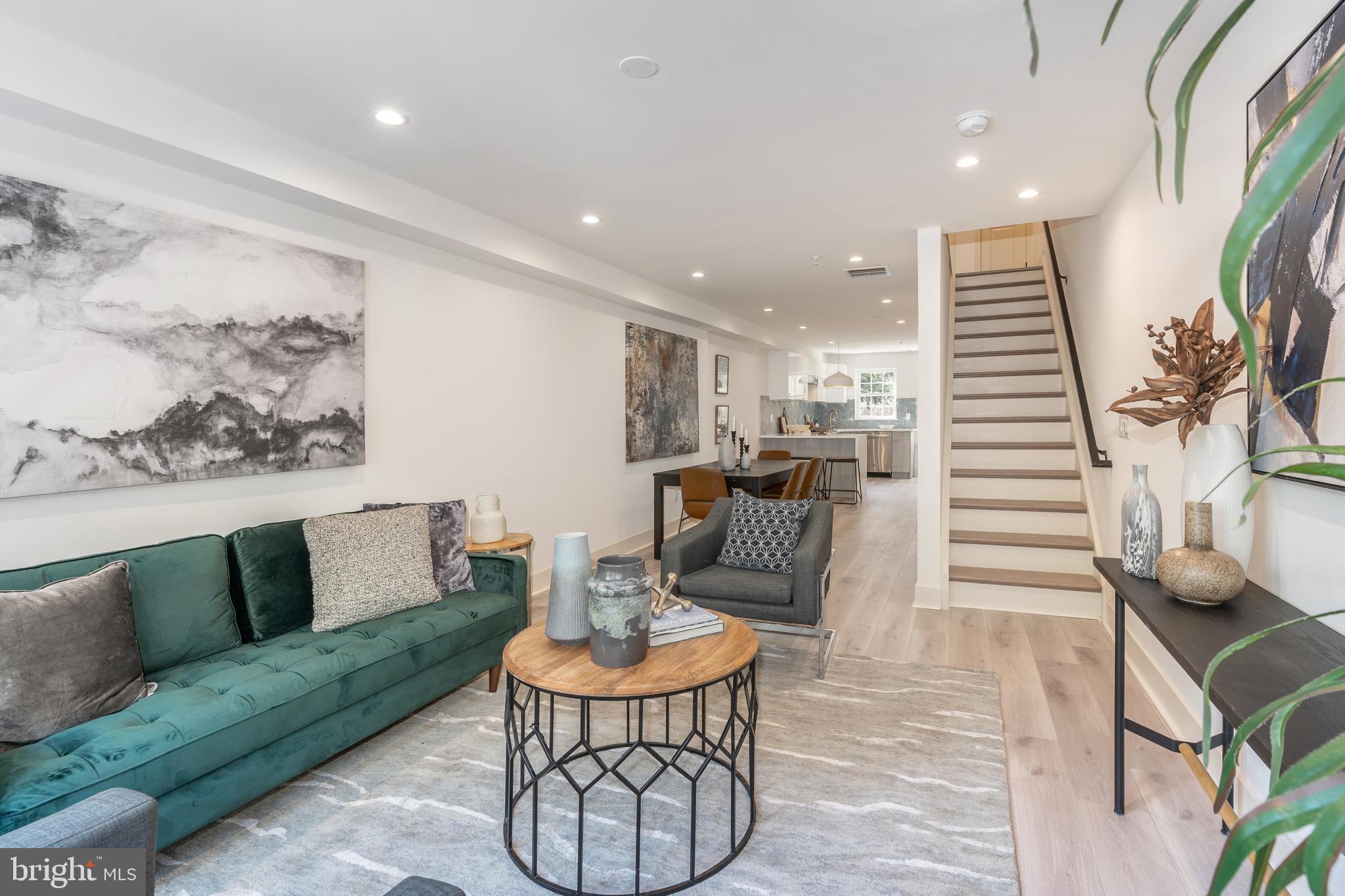 QUEEN VILLAGE - Residential Income