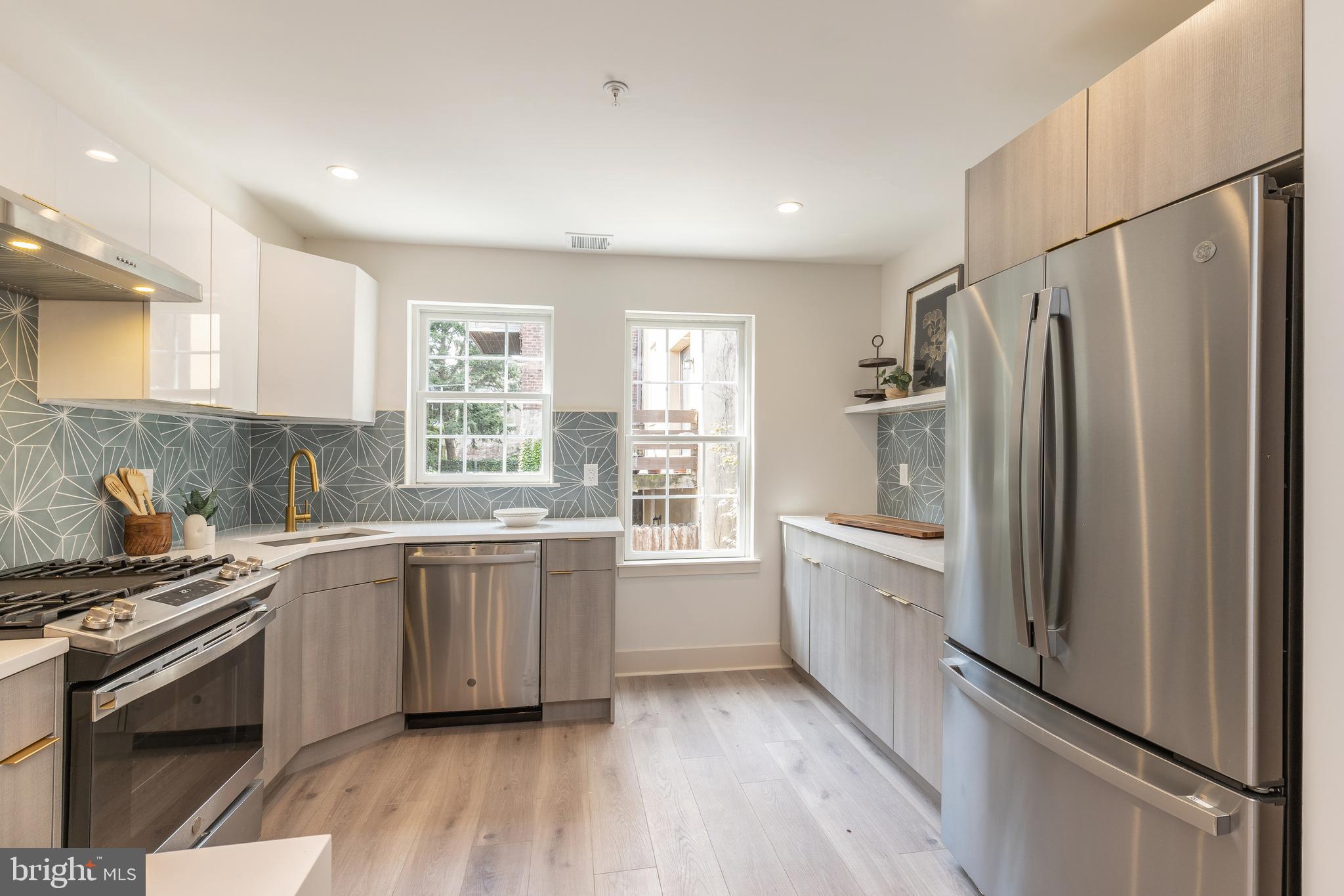 QUEEN VILLAGE - Residential Income