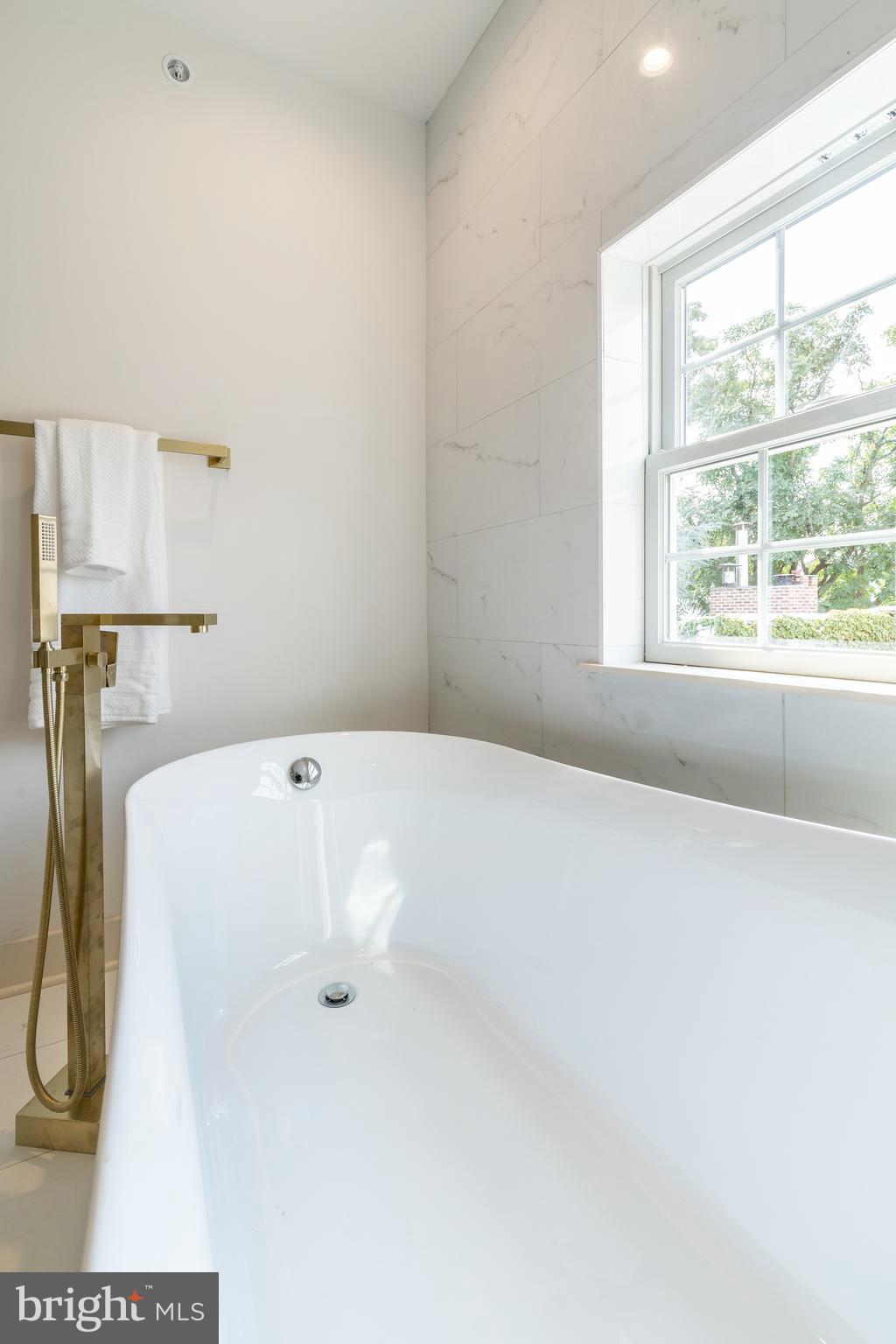 QUEEN VILLAGE - Residential Income