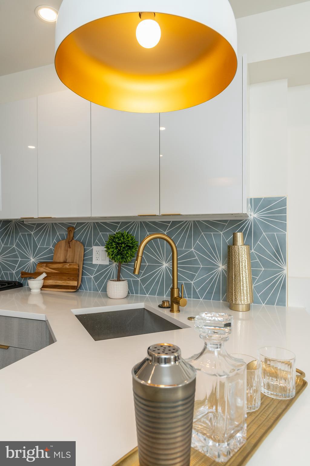 QUEEN VILLAGE - Residential Income