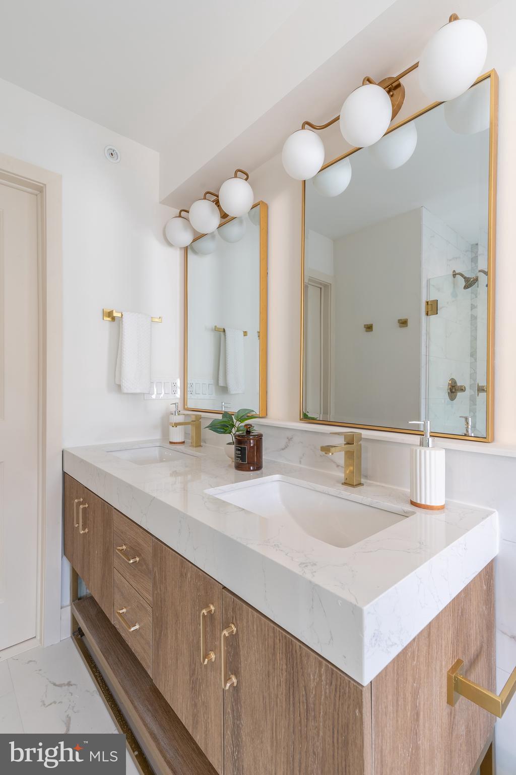 QUEEN VILLAGE - Residential Income