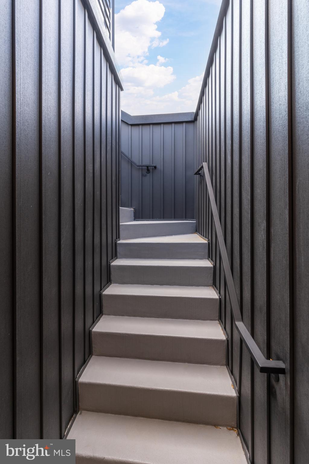 QUEEN VILLAGE - Residential Income