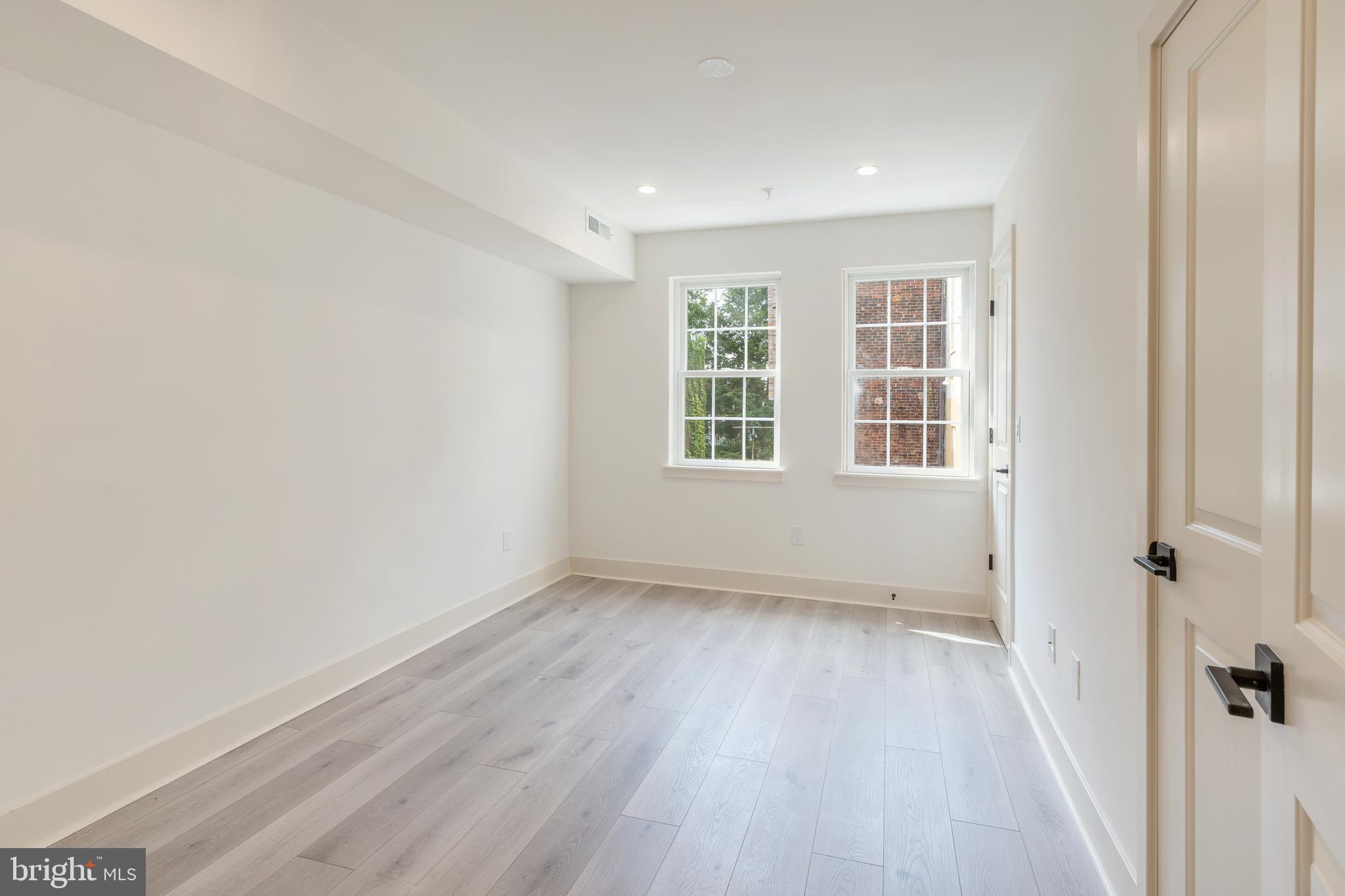 QUEEN VILLAGE - Residential Income