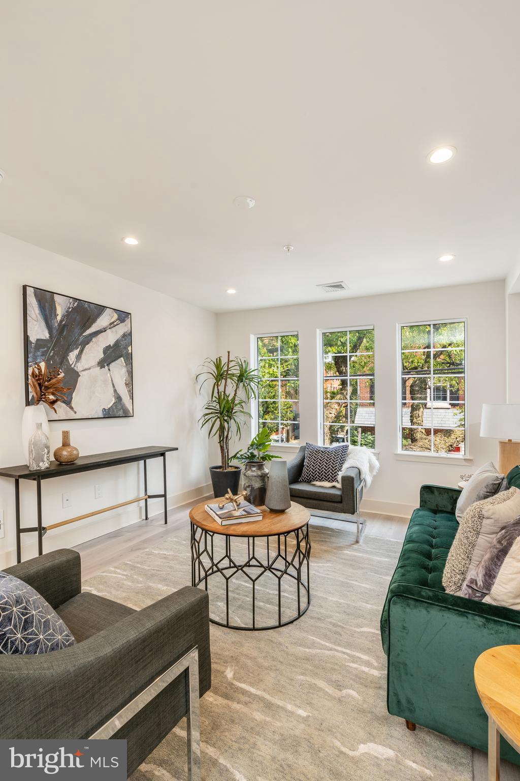 QUEEN VILLAGE - Residential Income