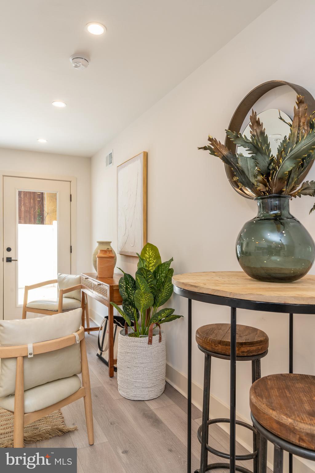 QUEEN VILLAGE - Residential Income