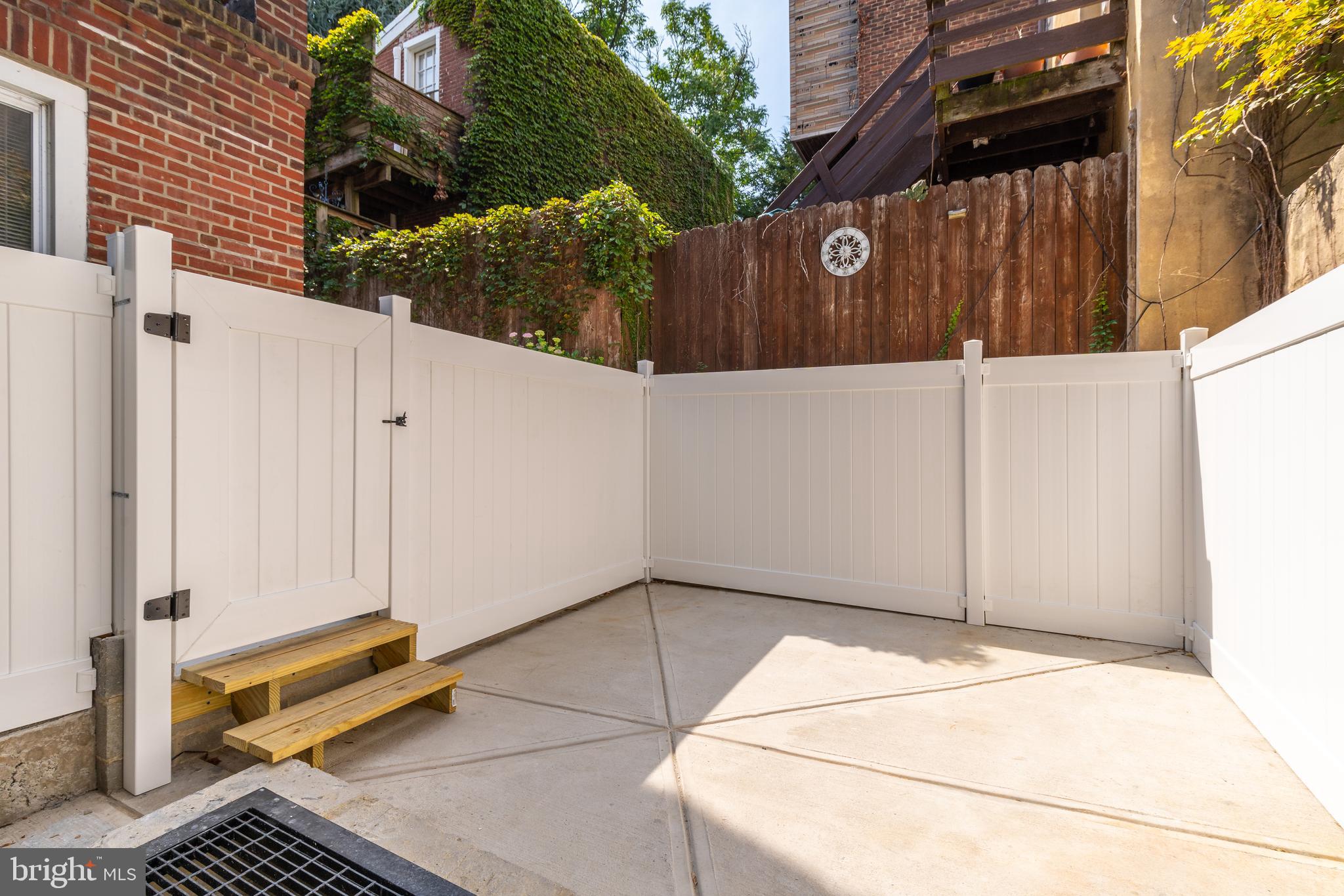 QUEEN VILLAGE - Residential Income