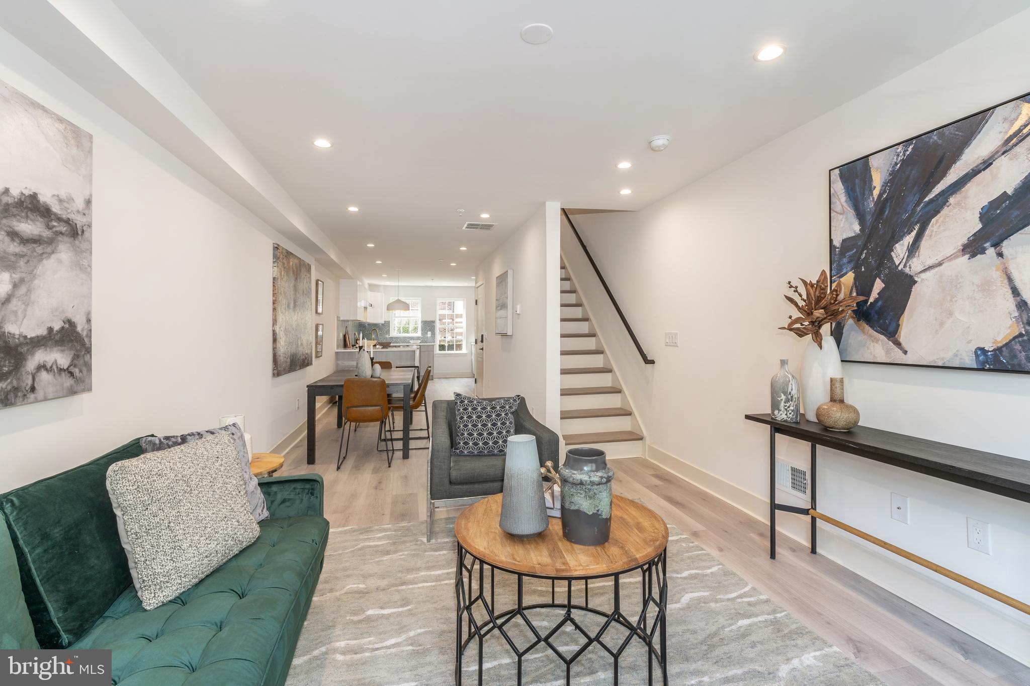 QUEEN VILLAGE - Residential Income