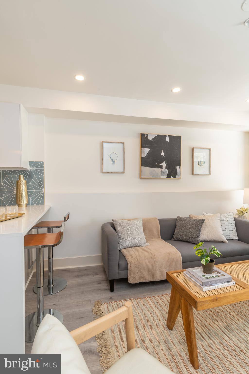 QUEEN VILLAGE - Residential Income