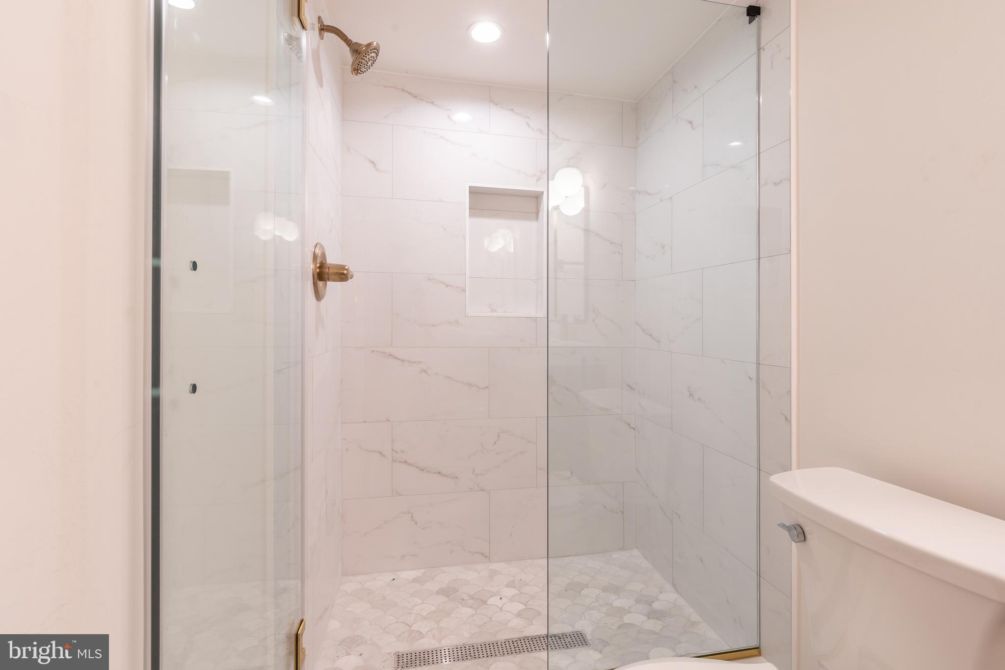 QUEEN VILLAGE - Residential Income