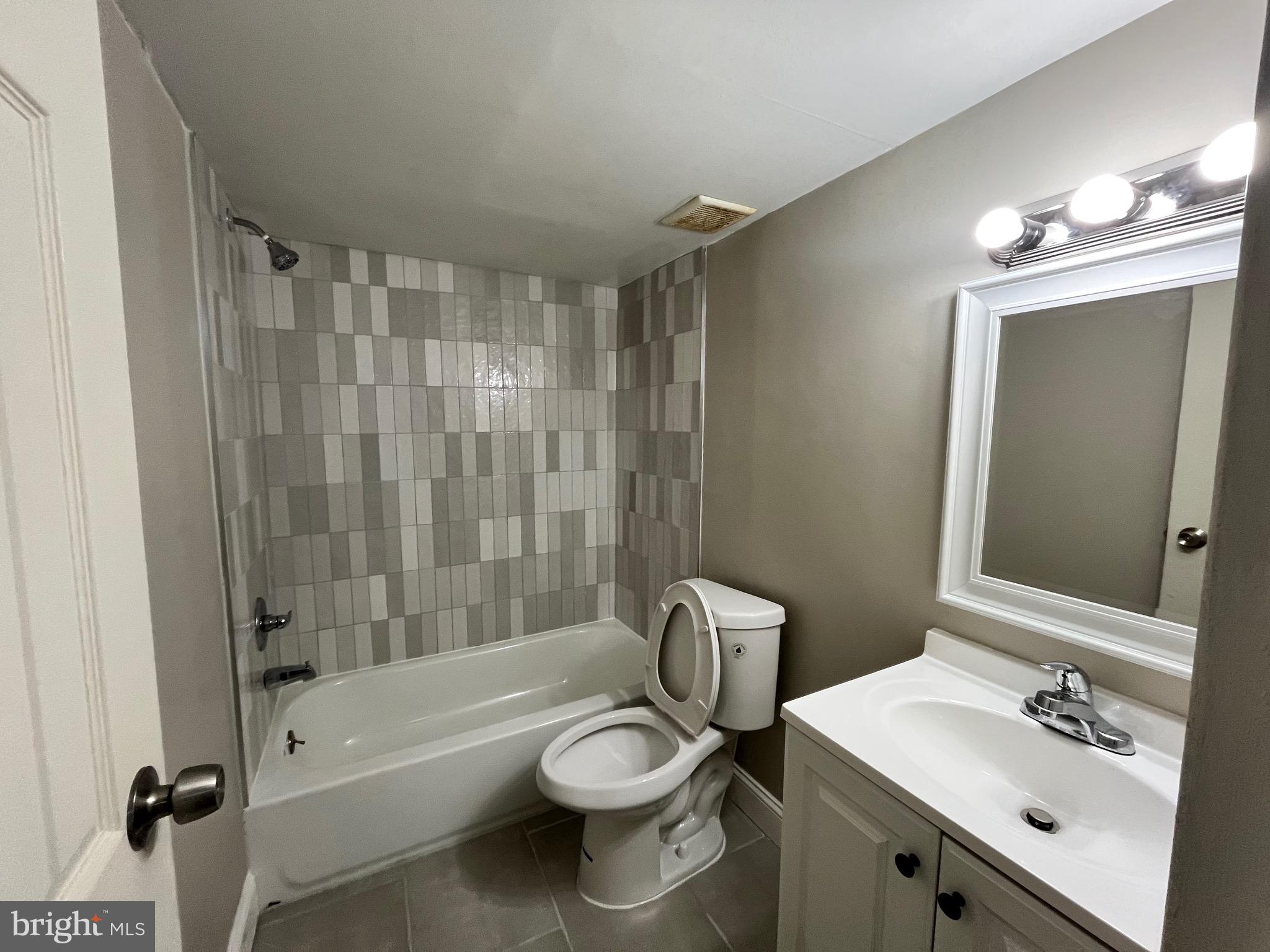 BENTLEY SQUARE - Residential