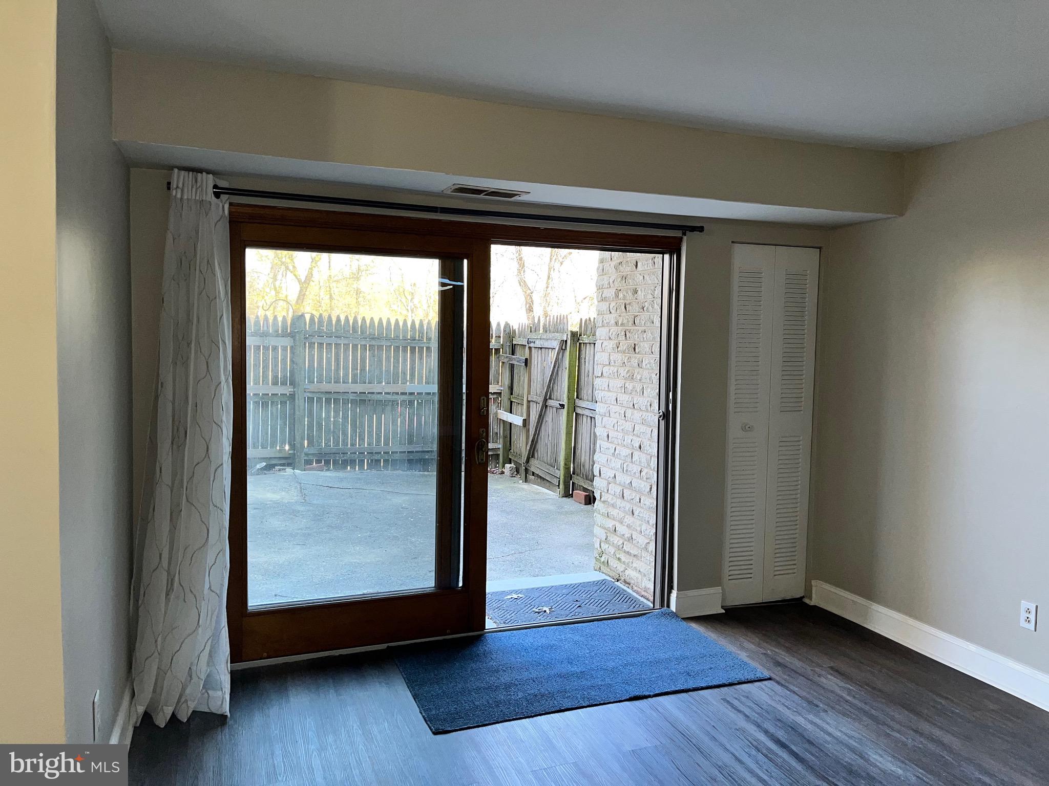 BENTLEY SQUARE - Residential