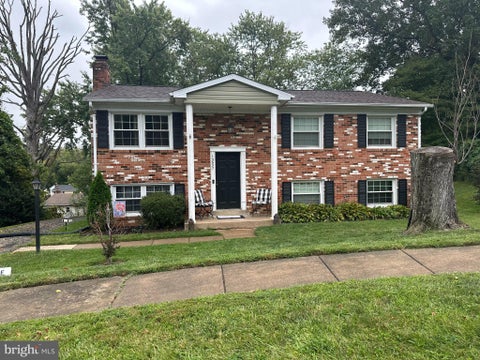 Photo of 13637 Lynbrook Court, WOODBRIDGE, VA 22193 (MLS # VAPW2130678)