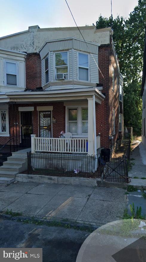This 3-bedroom, 1-bath home offers approximately 1,280 square feet of living space, providing plenty of
room to grow. Property features a spacious layout, hardwood floors, and comes with washer & dryer.
Situated on a quiet residential street, this well-maintained property is a great opportunity for homebuyers or
investors alike. Close to schools, local shops, and public transit.