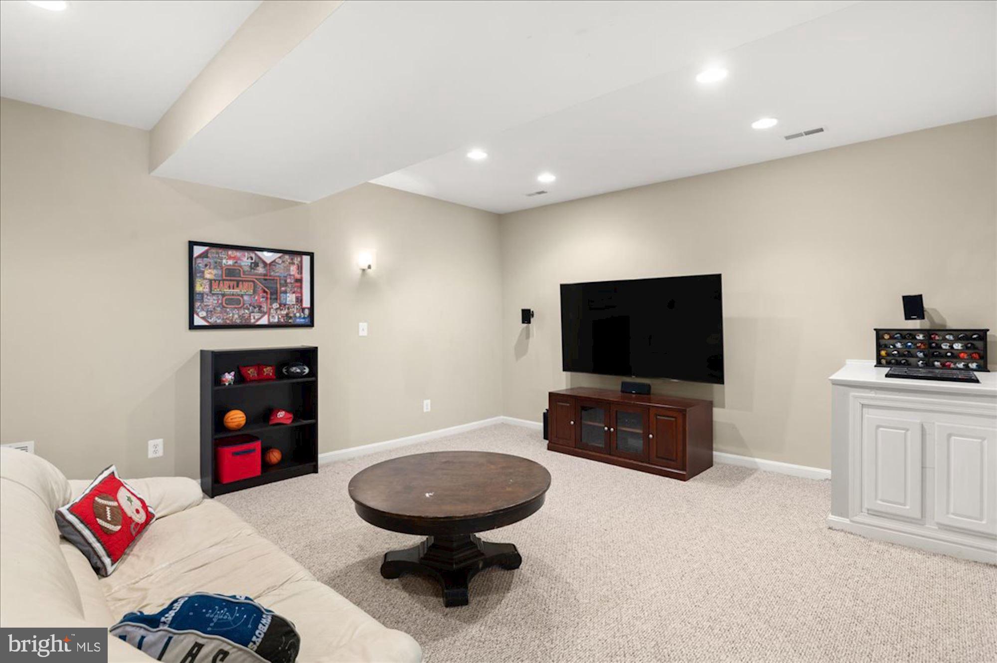 POTOMAC OUTSIDE - Residential