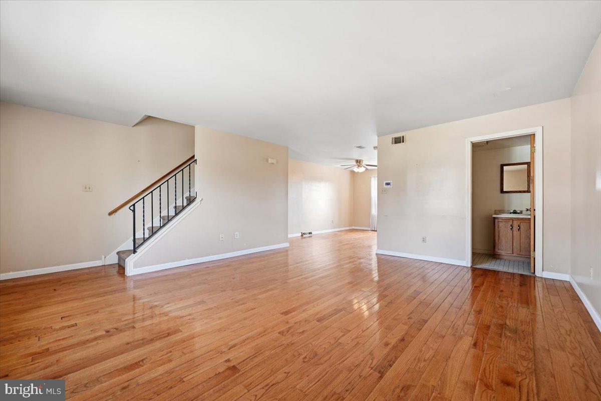 1902 W WALNUT STREET W