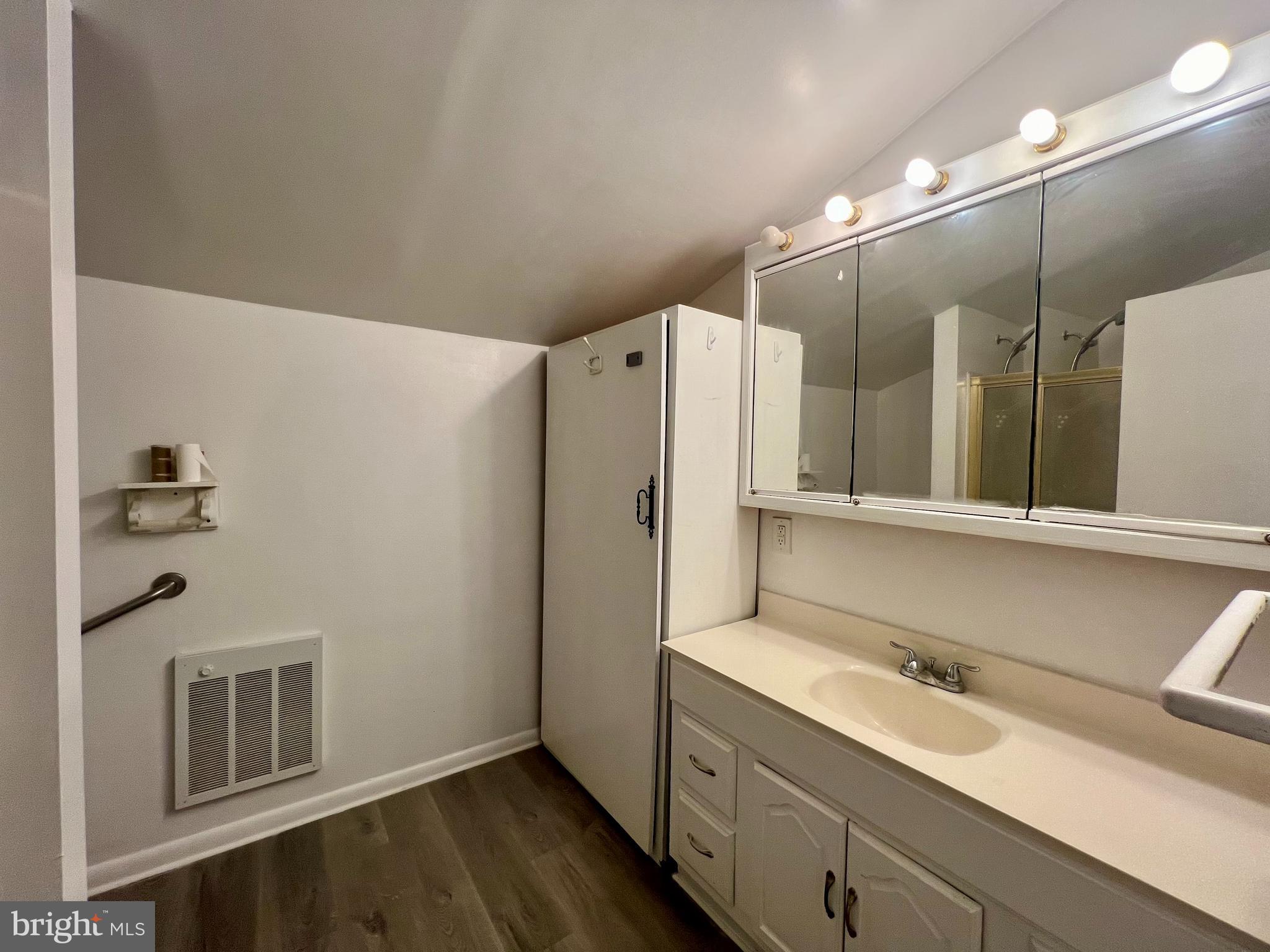 KEYES FERRY ACRES - Residential Lease