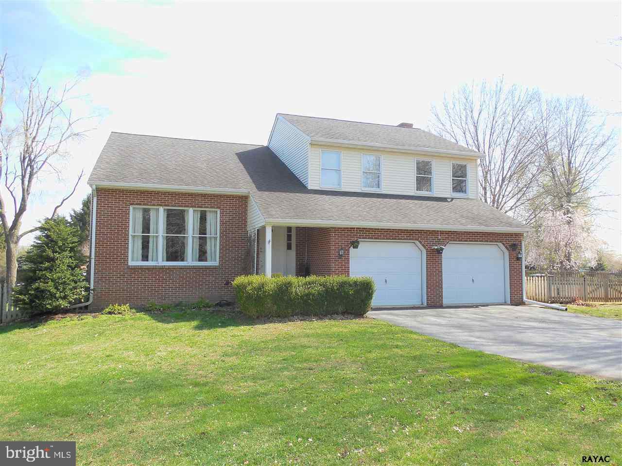CHARMING HOME ON CORNER LOT W/4 BDRMS,2 1/2 BA.HARDWOODS THROUGHOUT THE MAIN LEVEL,SUNKEN FAM.RM.W/FRPL.SLIDERS TO MULTI TIERED DECK, FENCED REAR YARD AND POOL. EAT IN KIT, WET BAR FOR ENTERTAINING. FORMAL DR.LR WITH VAULTED CEILINGS.HUGE MASTER SUITE W/SUPER BATH,SEP. SHOWER,JETTED TUB.
