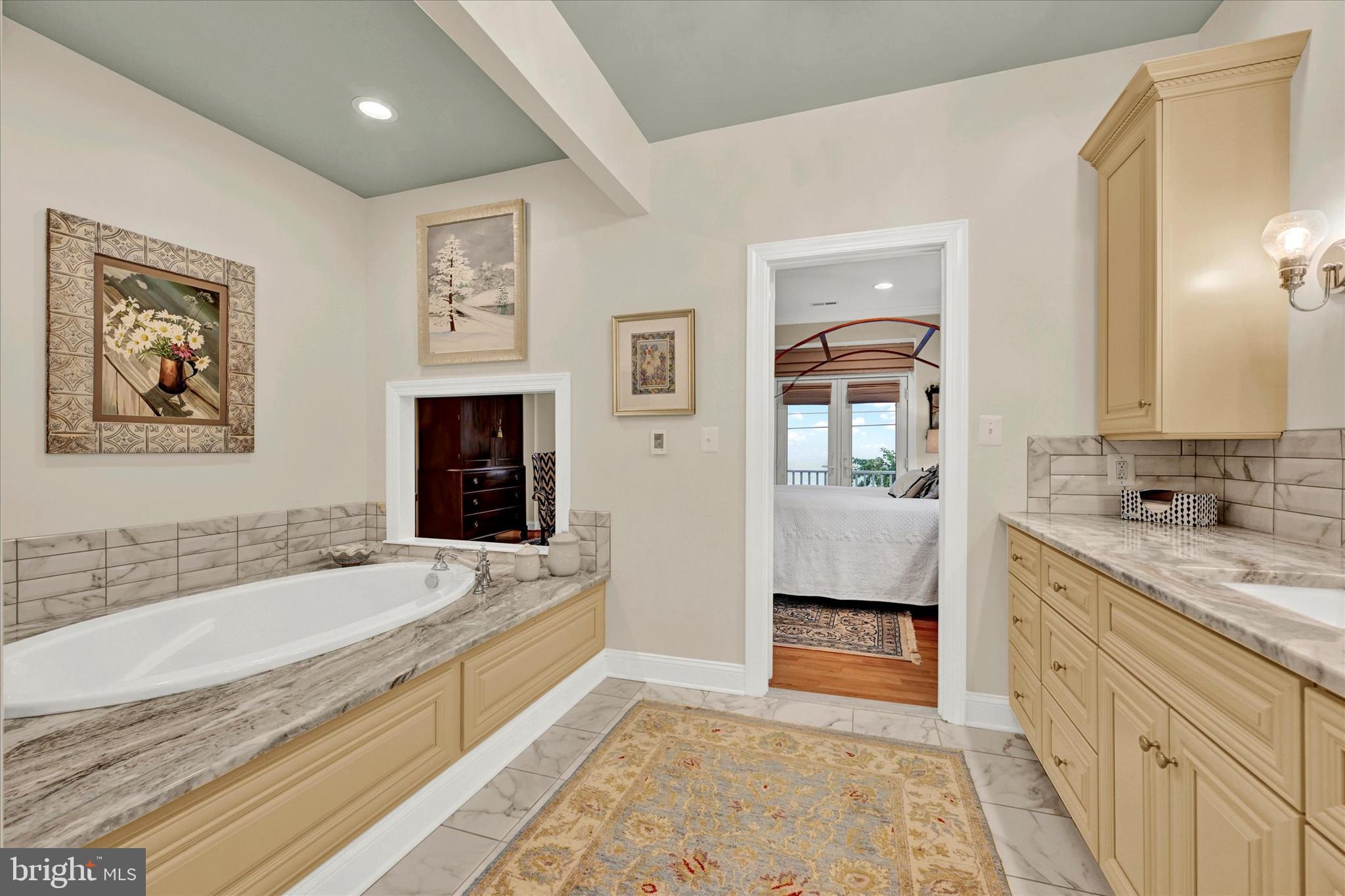 FRANKLIN MANOR BEACH - Residential