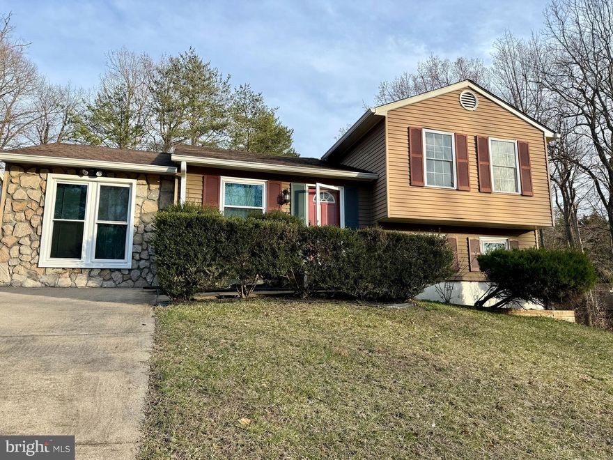 *MOVE IN TODAY* 2 BR 2 BA tri-level home. The main floor has a large eat-in kitchen with quick access to the huge backyard, family/living room and a built-in display shelf for knick-knacks or shoes. The walk out lower-level features family room with fireplace and 1 bathroom, utility closet & laundry room. This room could also be used a bedroom. Upstairs has 2 bedrooms and a bathroom. Just minutes from I-95.