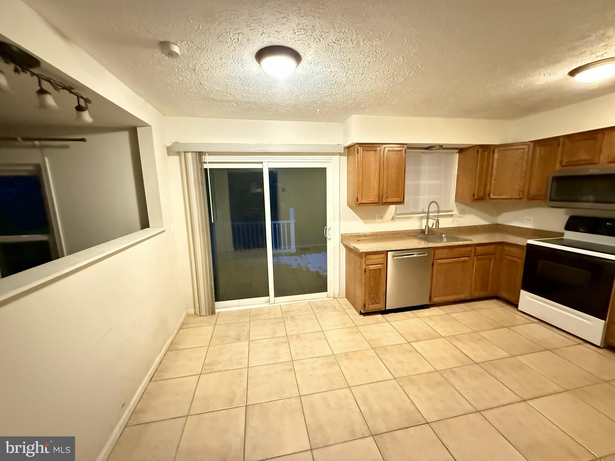 KNOLLS OF DUMFRIES - Residential Lease