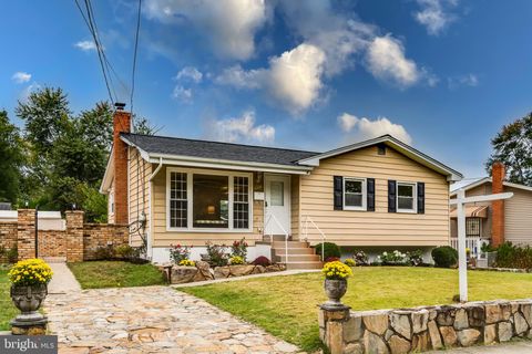 Photo of 13330 Turkey Branch Parkway, ROCKVILLE, MD 20853 (MLS # MDMC2202118)