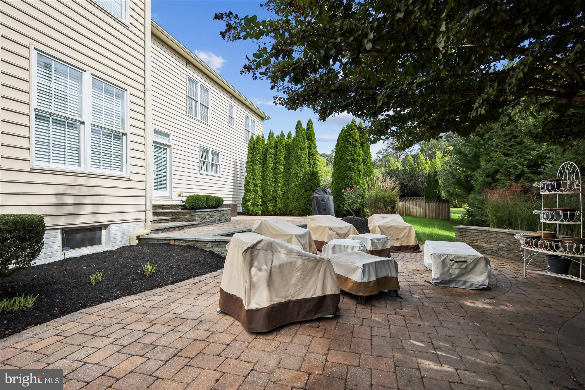 COLONIAL MANOR - Residential