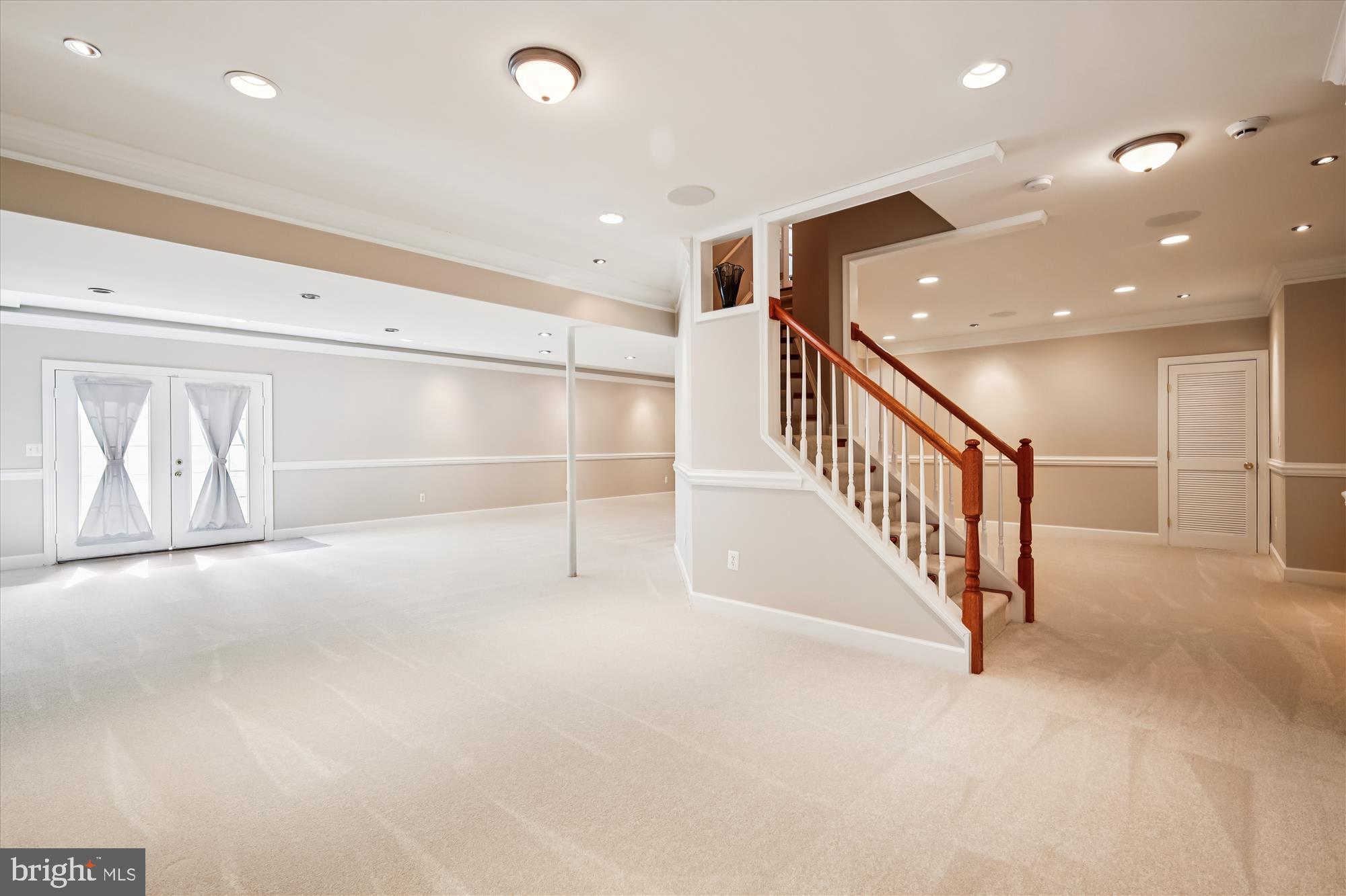 COLONIAL MANOR - Residential