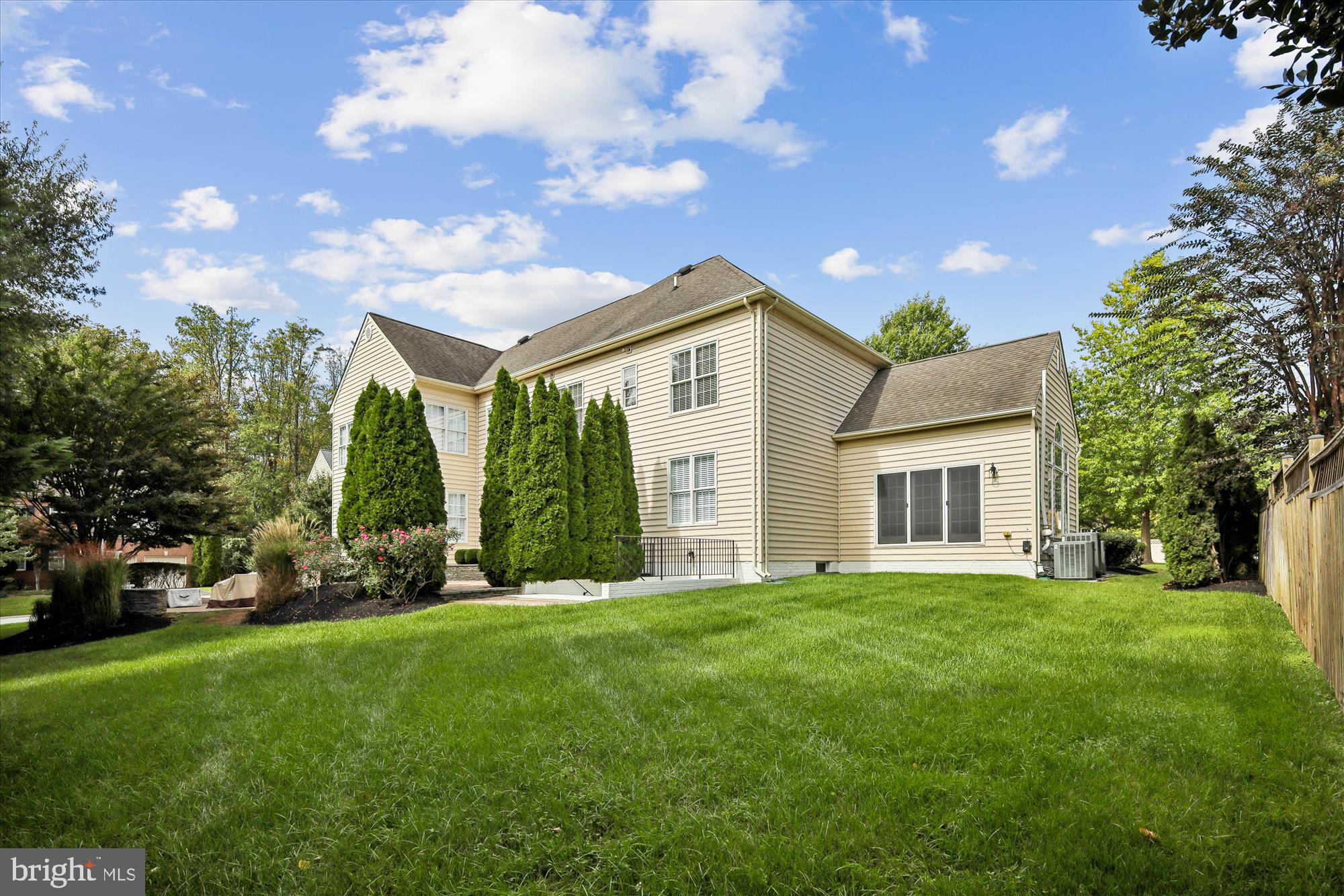 COLONIAL MANOR - Residential
