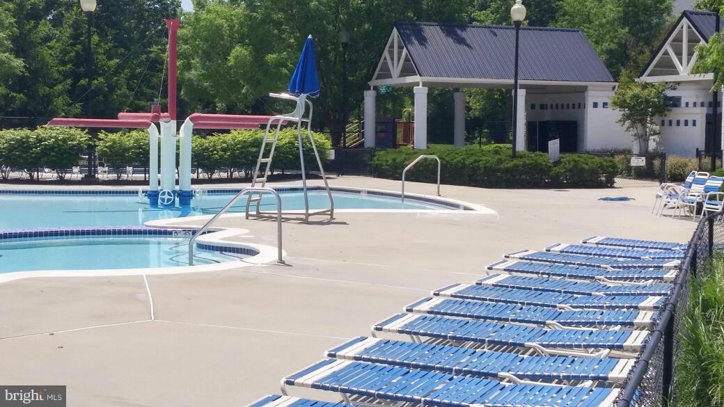 SIGNATURE AT BROADLANDS - Residential Lease