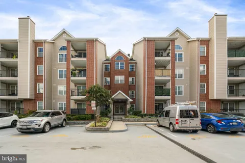 3309 Wyndham Circle Unit 2186, Alexandria, VA MLS: VAAX2053590