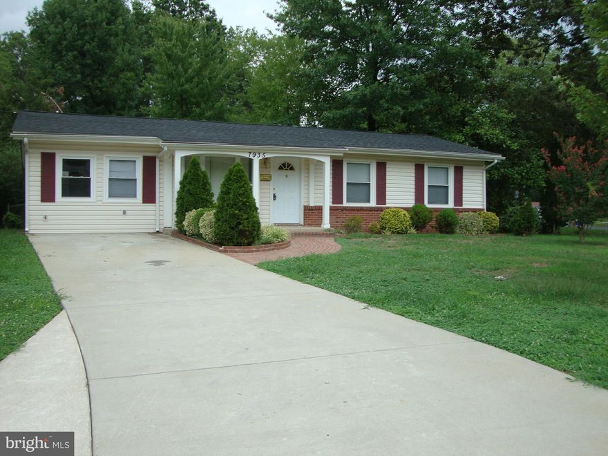 THIS HOME IS READY TO MOVE-IN.  CORNER LOT, FENCED REAR YARD, PATIO AND A LARGE STORAGE SHED.  FRESHLY PAINTED.  LARGE KITCHEN WITH NEW FLOOR.  BRIGHT & AIRY LIVING ROOM WITH CEILING FAN.  GREAT LOCATION, MINUTES TO SHOPPING CENERS.  SORRY NO PET.