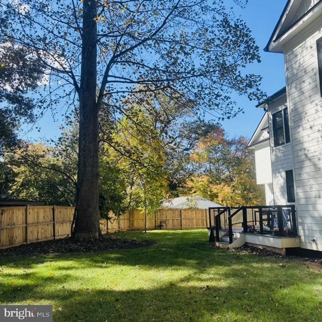 Photo of 103 Yeonas Drive SE, VIENNA, VA 22180 (MLS # VAFX2276306)