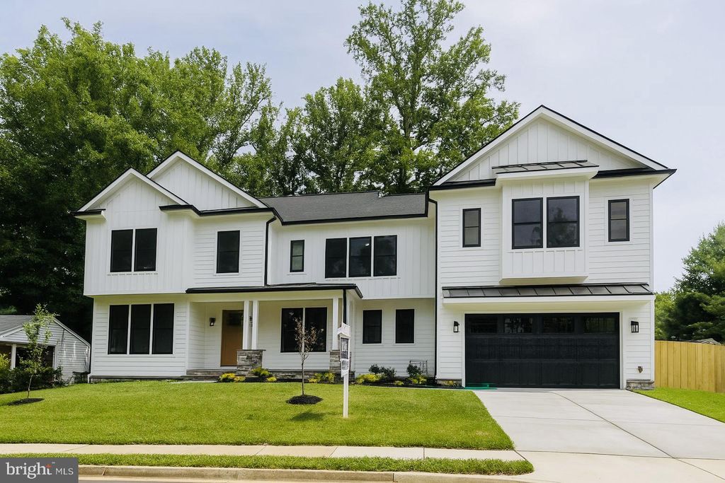 Photo of 103 Yeonas Drive SE, VIENNA, VA 22180 (MLS # VAFX2276306)