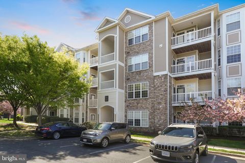Photo of 512 Sunset View Terrace SE #202, LEESBURG, VA 20175 (MLS # VALO2126052)