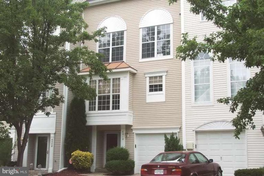 IMPRESSIVE 4 BR 3.5 BATH TOWNHOUSE W/ FENCED REAR YARD, 2 LEVEL DECK**PREFER NO SMOKING & NO PETS, WILL CONSIDER CASE BY CASE THOUGH**