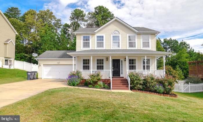 LOVELY COLONIAL WITH TRADITIONAL FLOOR PLAN AND FINISHED WALK-OUT BASEMENT. SPACIOUS COVERED FRONT PORCH GREETS YOU AS YOU STEP INSIDE THE TWO STORY FOYER WITH HARDWOOD FLOORS, A FORMAL DINING ROOM ON THE LEFT AND A LIVING/FLEX ROOM ON THE RIGHT. THE GENEROUS FAMILY ROOM HAS A GAS FIREPLACE AND IS OPEN TO THE KITCHEN WHICH FEATURES A BREAKFAST ROOM, TILE FLOORS AND ACCESS TO THE OVERSIZED DECK. SECOND LEVEL HAS THE PRIMARY SUITE WITH CATHEDRAL CEILINGS, A WALK-IN CLOSET AND LUXURY BATH. 3 OTHER BEDROOMS AND A FULL HALL BATH. THE FINISHED BASEMENT HAS GREAT REC SPACE A FULL BATH AND LAUNDRY. NICE PROPERTY IN A NICE NEIGHBORHOOD!