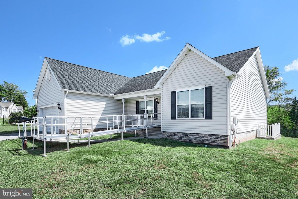 Photo of 104 Clover Run, ABBOTTSTOWN, PA 17301 (MLS # PAYK2089724)