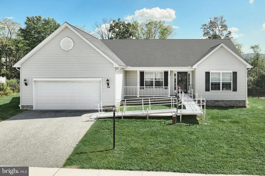 Photo of 104 Clover Run, ABBOTTSTOWN, PA 17301 (MLS # PAYK2089724)
