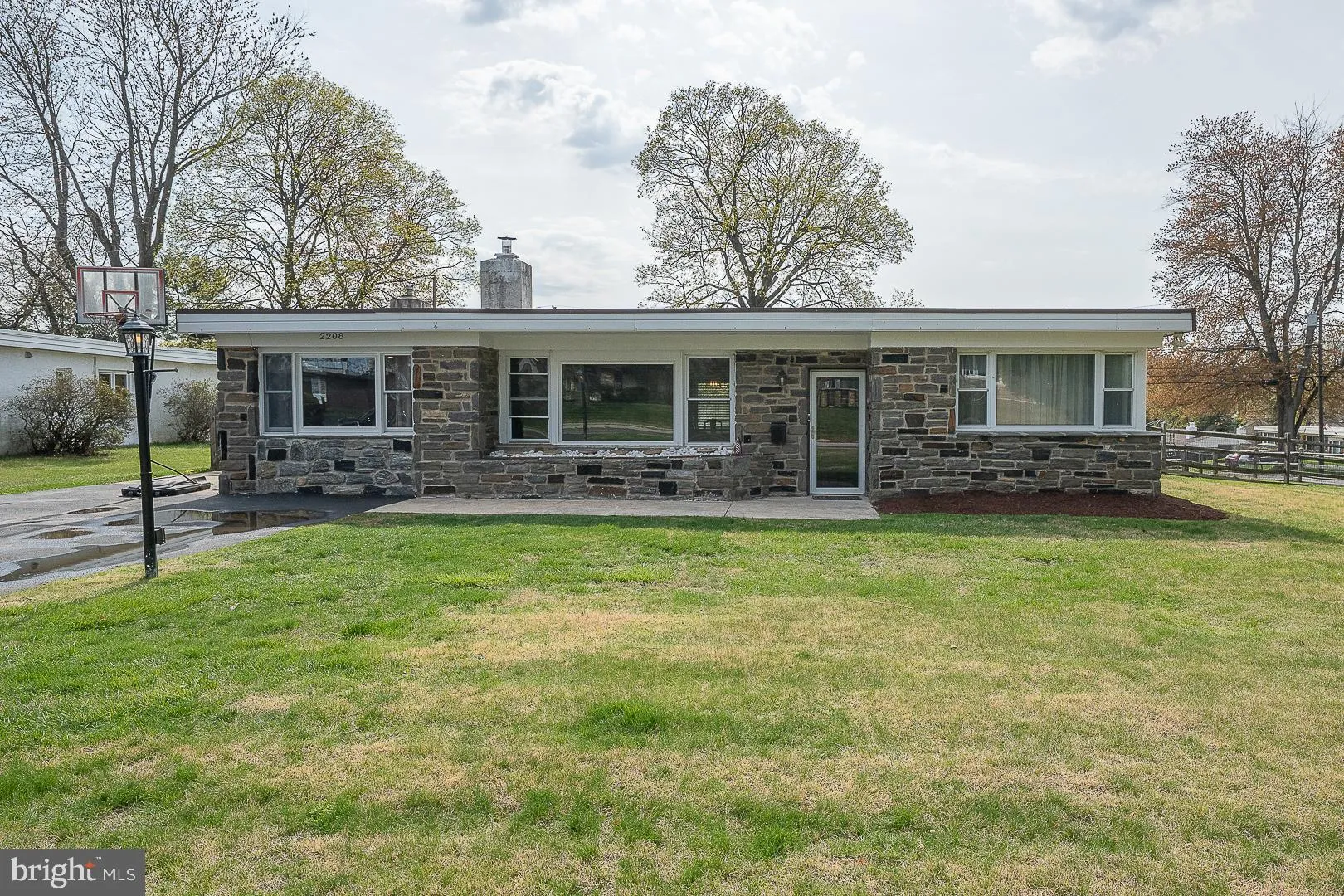 Broomall, Pennsylvania 19008, United States, 3 Bedrooms Bedrooms, ,1 BathroomBathrooms,Residential,Contingent,109720