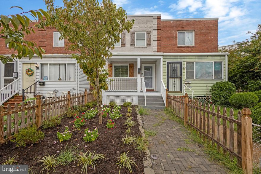 Adorable 2 bed/2 bath full of Del Ray charm! Open floor plan with renovated kitchen opening up to the fenced backyard, perfect for entertaining! Gleaming wood floors throughout. Stainless appliances and gas range cooking! Two bedrooms and a bath upstairs and option to use lower level for additional guest space, recreation, or home office along with another full bathroom! Enjoy the quaint and walkable community of Del Ray with a short jaunt to the Metro, shops, restaurants and more. Easily commute into DC via the GW Parkway or I-395. Quick access to The Pentagon or Reagan National. Tons of parks and extensive bike paths accessible. Pop over to Old Town just next door! Great location and great price!