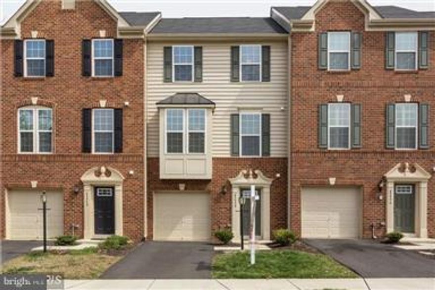 Gorgeous 2334 sq ft home with Bay Windows & Bump outs! Foyer feat handscraped 5" hdwd flrs, HUGE rec rm w/Gas FP, WO to rear yard & patio. Surround sound wiring. Mn LVL offers Hardwood floors, Open layout w/granite counters, SS appl, huge center island, breakfast bar, attached Fam rm, DR w/SGD to composite deck. UL baths feat granite, Master feat soaking tub & sep shower.