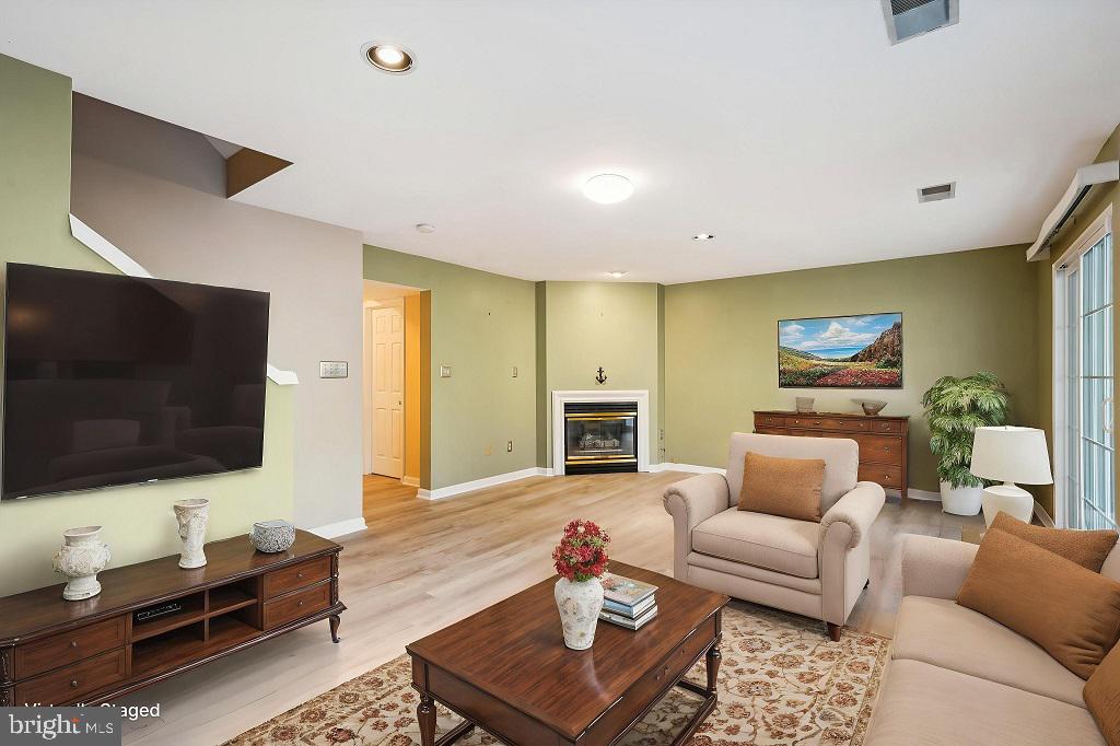 COMPTON VILLAGE - Residential