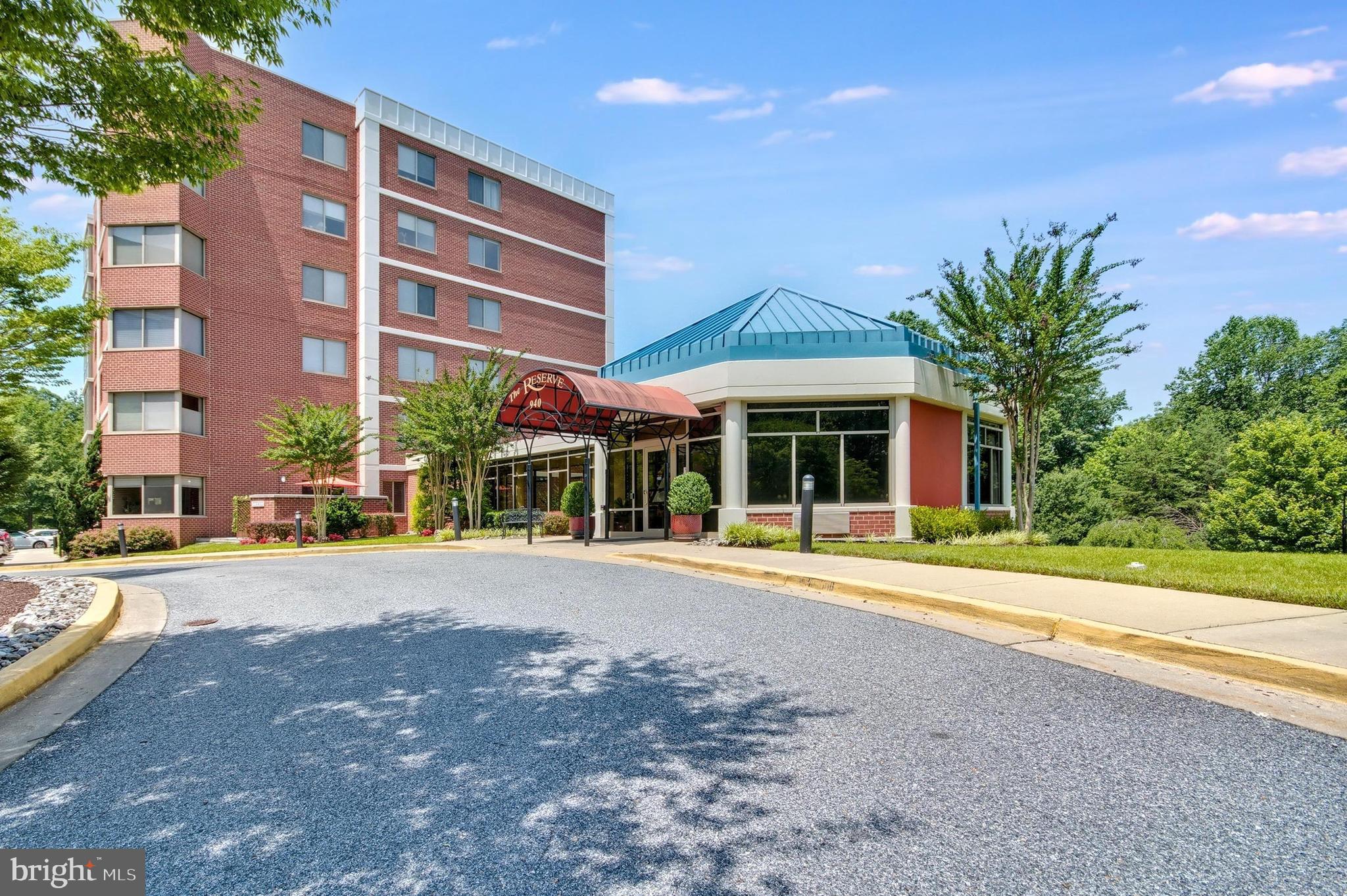 Charming Condo for sale in Heritage Harbour's 55+ Community.
Step into a lifestyle of ease and sophistication in this beautiful condo, nestled within the vibrant 55+ community of Heritage Harbour in Annapolis. Perfect for active adults, this sought after neighborhood offers a host of amenities tailored to enhance your daily living.
Enjoy access to a state-of-the-art clubhouse, indoor and outdoor swimming pools, tennis courts, a fitness center, scenic walking trails, and even a golf course and dock for your boat and kayaks. Socialize with friends through the community, grab a meal at the private community restaurant Wilder Fresh Kitchen, or simply unwind in the serene surroundings.
