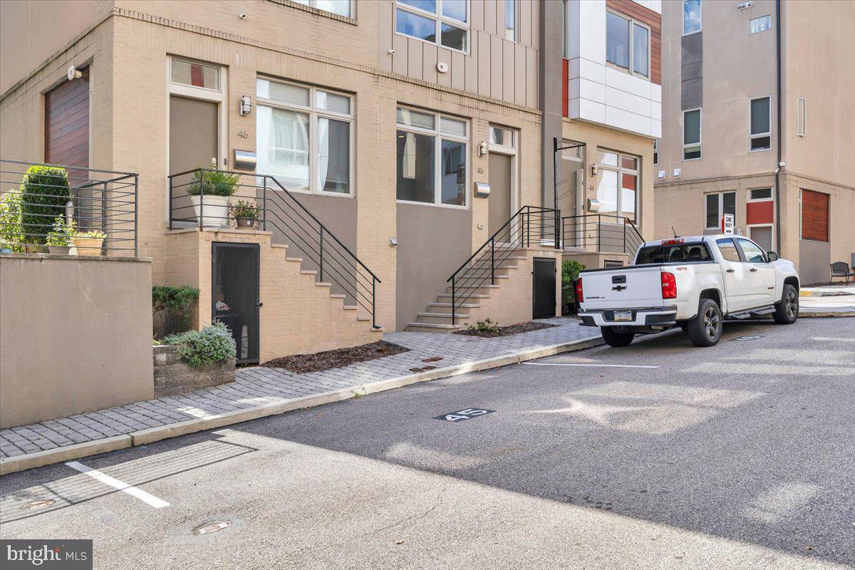 QUEEN VILLAGE - Residential