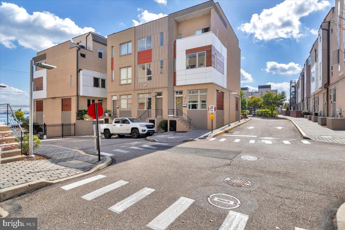 QUEEN VILLAGE - Residential