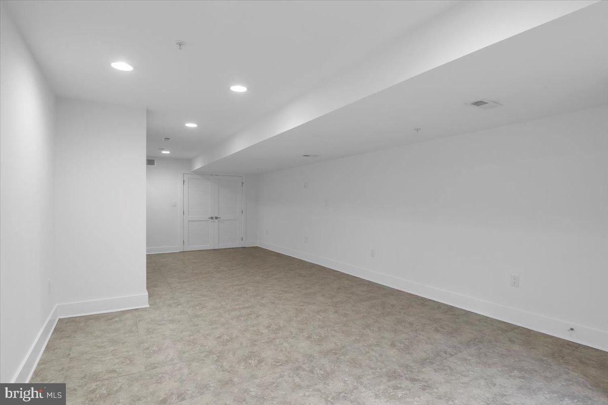 QUEEN VILLAGE - Residential