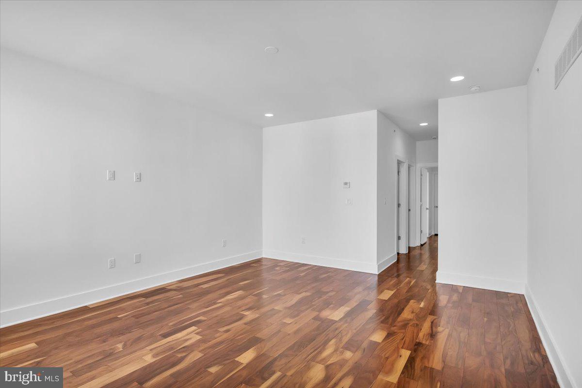 QUEEN VILLAGE - Residential