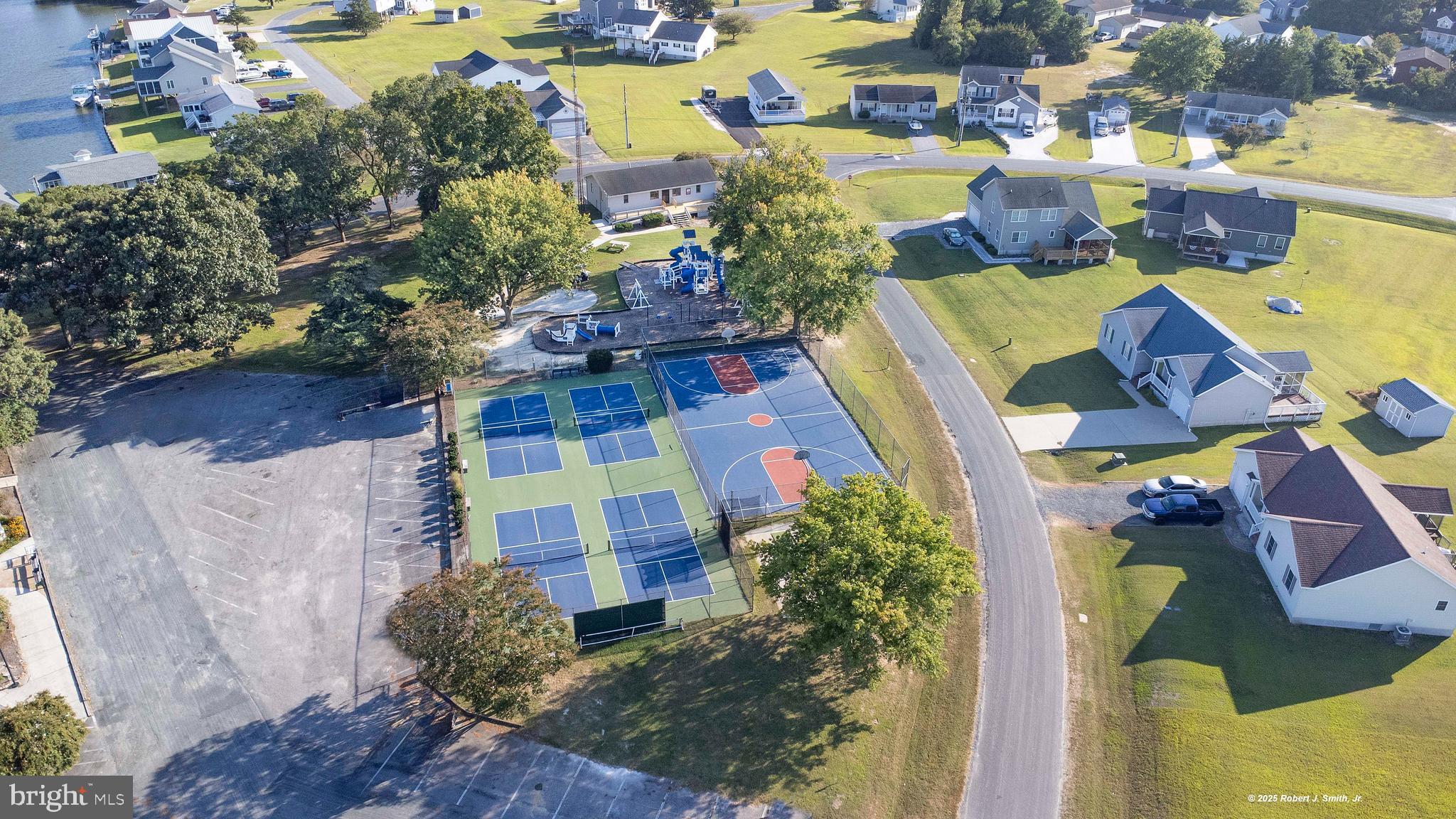 CAPTAIN'S COVE - Residential