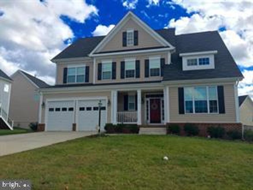 Spacious and Charming   basement living in a beautiful home for rent. PRIVATE ENTRANCE
This spacious area comes with a nice living  space,  private bathroom, plus all new cabinets , new Cooktop and  refrigerator;   Utilities included (except cable}  Lots of parking on street.  This studio is close  to restaurants and lots of stores for convenient shopping.  Only 15 minutes to Potomac Mills mall ,  Less than five minutes to Prince William Parkway