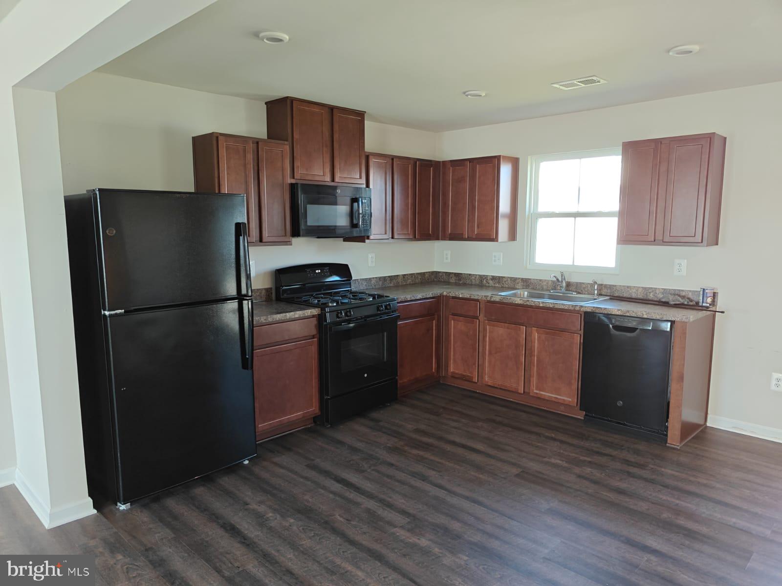 THE LAKES AT MARTINSBURG - Residential Lease